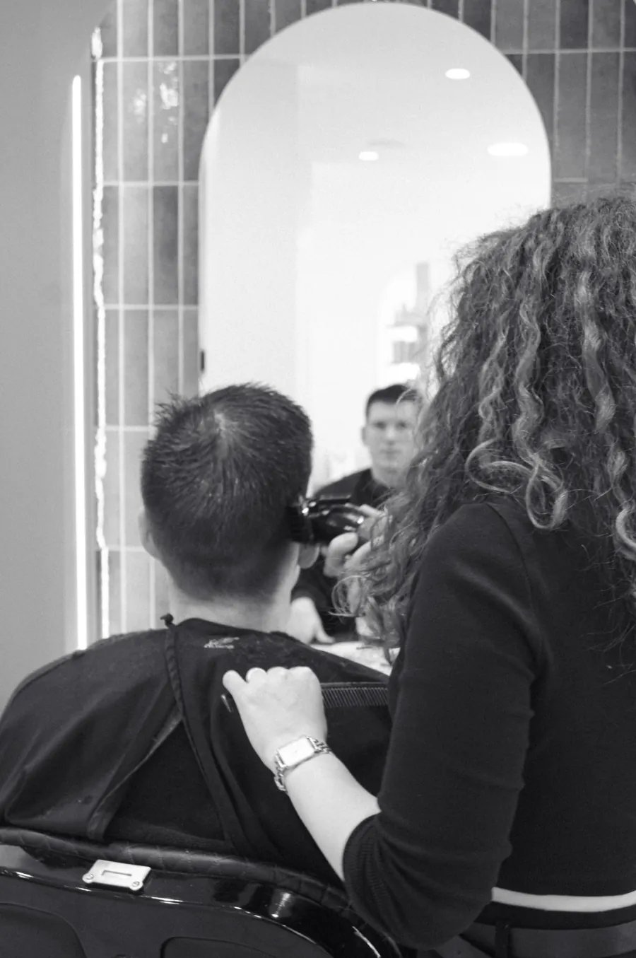 Moment de coiffage dans le salon