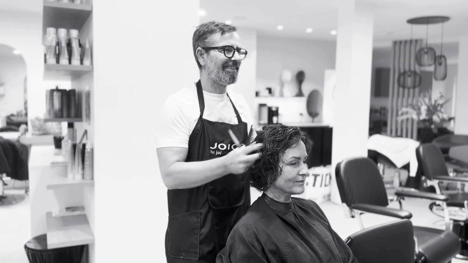 Fabio Greco knipt het haar van een klant in het salon